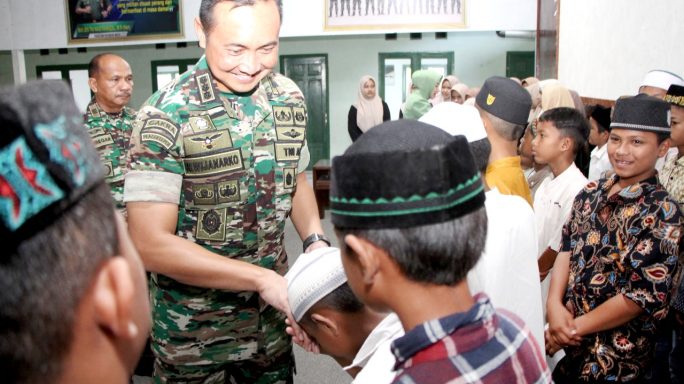 Wujud Kepedulian Sosial, Dandim 0101/KBA dan Ketua Persit KCK Berikan Santunan kepada Puluhan Anak Yatim