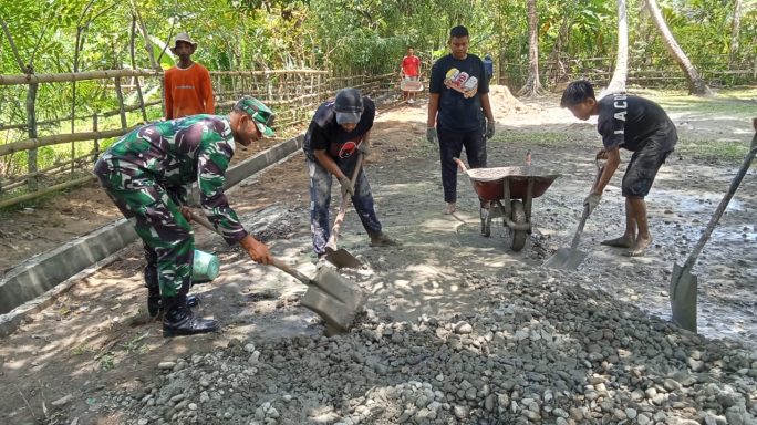 Sertu Nurdin Dampingi Masyarakat Desa Matang Pineung dalam Pembuatan Saluran Air