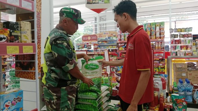 Jaga Harga Tetap Stabil Menjelang Tahun Baru 2025 Babinsa Cek Sembako Di Kios Kios