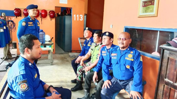 Melaui Sarana Komsos, Babinsa Pererat Hubungan Sinergitas Dengan Petugas Damkar Aceh Tamiang
