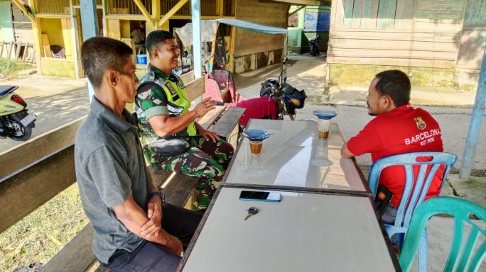 Warung Kopi Jadikan Tempat Bincang-Bincang Santai Babinsa Bersama Warga Binaannya