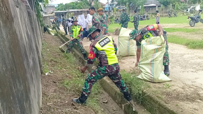 Koramil 11/ Bandar Baru Bersama dengan Muspika melaksanakan Gotong Royong membersihkan Lapangan Bola Kaki