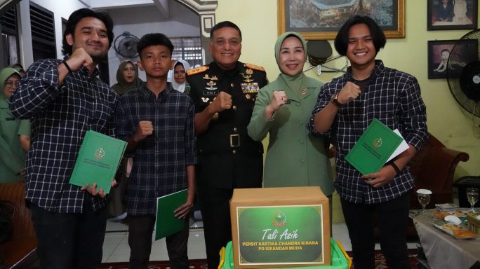 Pangdam IM dan Ketua Persit Kartika Chandra Kirana Daerah Iskandar Muda Berikan Tali Asih kepada anak Yatim Piatu Dharma Nusa.