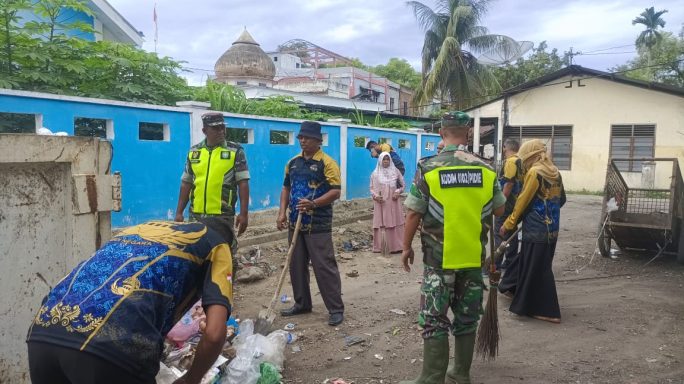Babinsa Koramil 02/Padang Tiji dan Pegawai Kantor Camat Gelar Karya Bakti di Desa Pasar Paloh