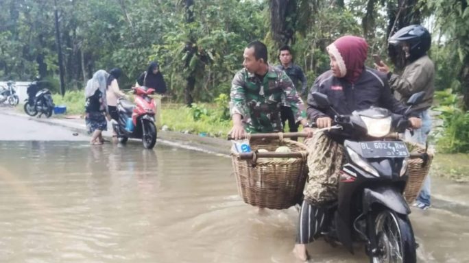 Pangdam Iskandar Muda Perintahkan Danrem 012/TU Bantu korban Banjir di Aceh Singkil.