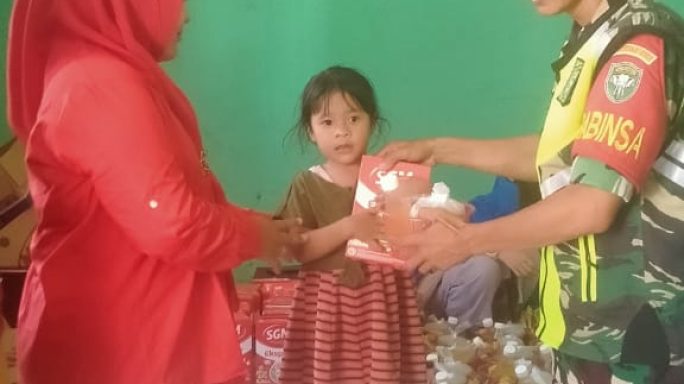 Dukung Kesehatan Anak, Babinsa Koramil 02/Karang Baru Dampingi Posyandu Balita