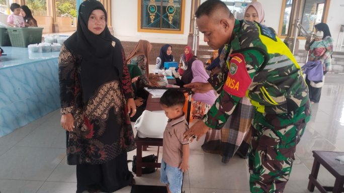 Dampingi Posyandu, Wujud Kepedulian Serda Joko Terhadap Kesehatan Balita Di Wilayahnya