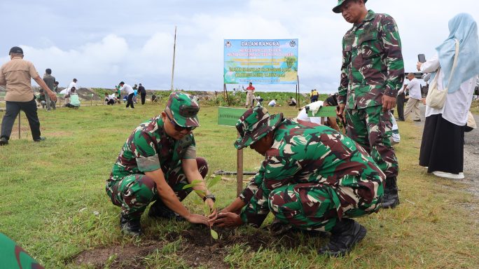 Dandim 0105/Abar Mengikuti Aksi Tanam Pohon Cemara Di Pantai Suak Indrapuri Kenang 20 Tahun Tsunami Aceh