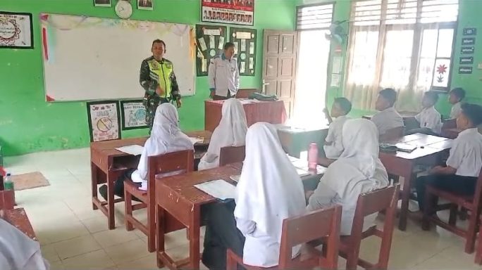 Berkunjung Ke Sekolah SD Negeri Harum Sari, Babinsa Berikan Motivasi Semangat Belajar Kepada Murid