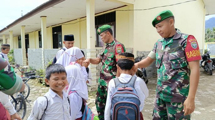 Keakraban Babinsa Kepada Anak Anak Sekolah Dasar Di Wilayah Binaan