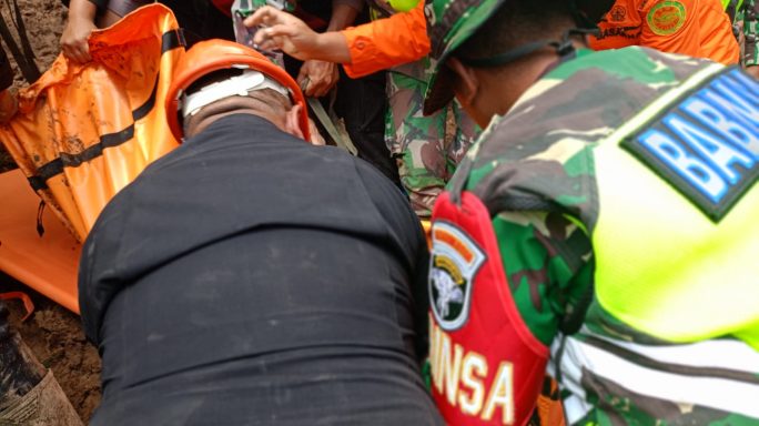 Tim SAR Gabungan TNI Polri BPBD Berhasil Temukan Dua Korban Tanah Longsor Di Wih Pesam