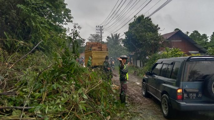 Personil Koramil 03/TG Bersihkan Material Longsor Secara Manual