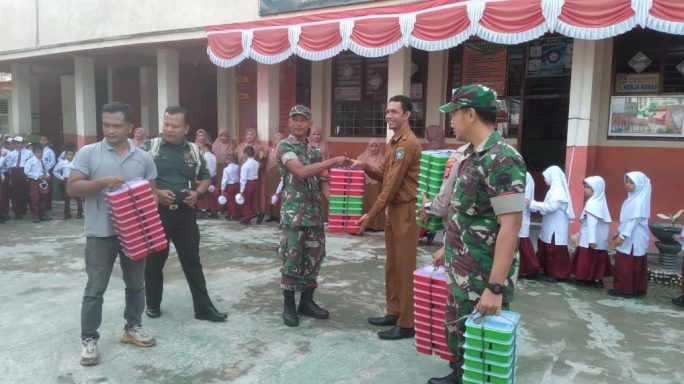 Babinsa Dampingi Pemberian Uji Coba Makanan Gratis Dalam Program Pemerintah