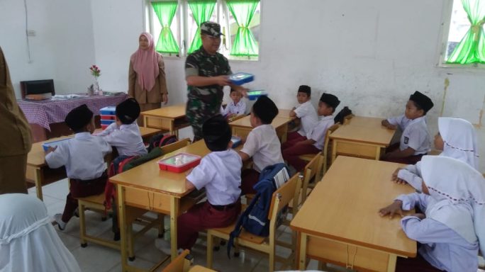 Program Makanan Bergizi Gratis Dimulai di Kecamatan Peureulak, Danramil 04/Peureulak Dampingi Distribusi Perdana