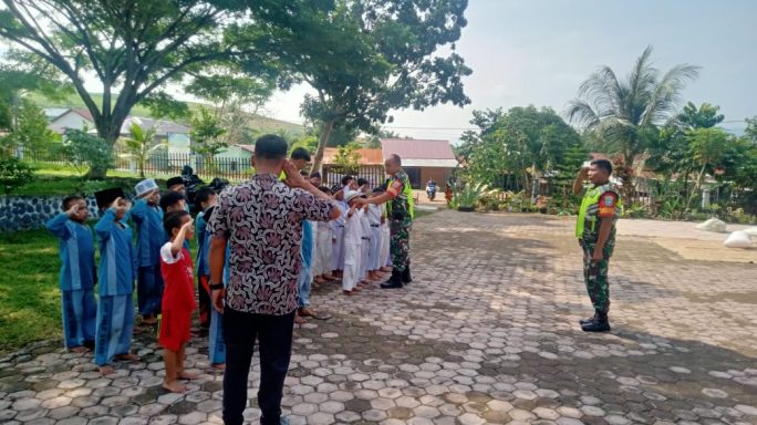 Dari Hal Kecil Babinsa Latih Dasar Peraturan Baris Berbaris Kepada Siswa/i SD