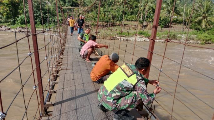 Anggota Posramil Ketambe Membantu Warga Memperbaiki Jembatan Gantung