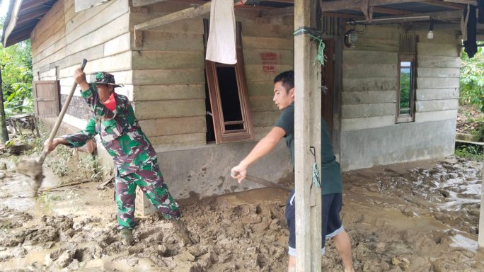 Babinsa Posramil Lawe Bulan Karya Bhakti Bantu Bersihkan rumah warga Dari Lumpur