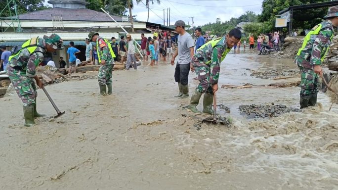 Babinsa Terus Berjibaku Bersihkan Lumpur Di Jalan Pasca Banjir