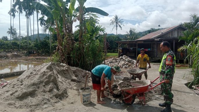 Sukseskan Program Pertanian Babinsa Gotong Royong Dalam Pembuatan Parit Irigasi Desa