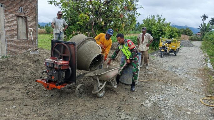 Babinsa Bantu Warga Cor Jalan Rabat Beton Desa