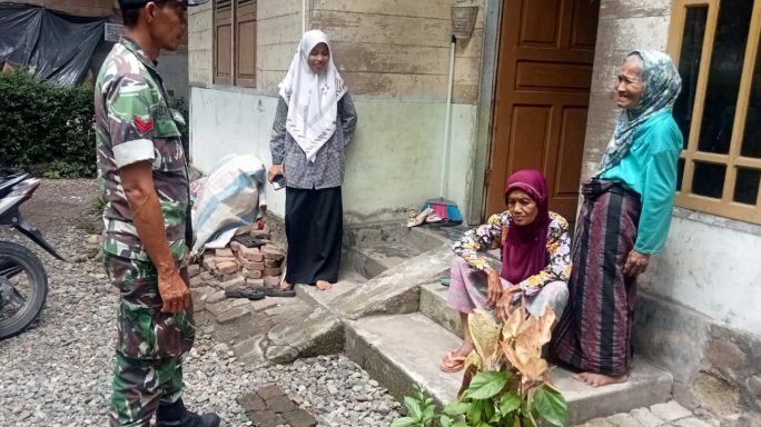 Babinsa Gampong Lon Baroh, Pererat Hubungan dengan Warga melalui Interaksi Hangat