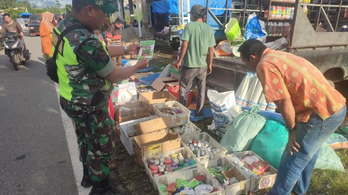 Babinsa Posramil Ketambe Monitoring Harga Sembako Bersama Pedagang Pasar Mingguan