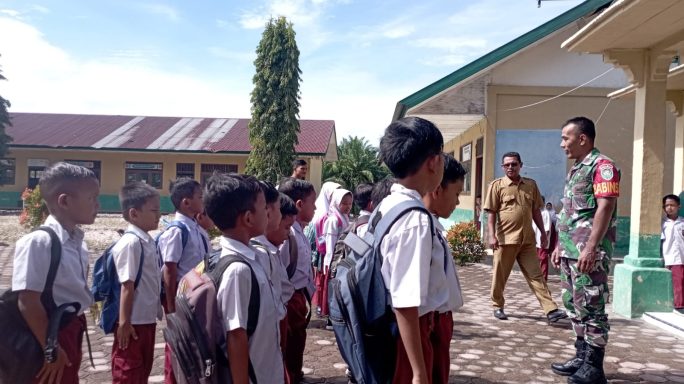 TNI Berikan Pelatihan PBB kepada Pelajar Sekolah di Babahrot