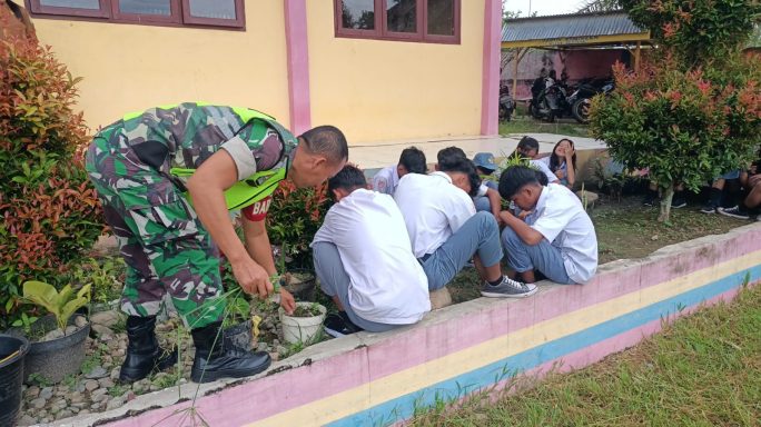 Karya Bhakti TNI AD Babinsa Bersama Siswa SMA Swasta Pelita Nusantara Bersihkan Lingkungan Sekolah