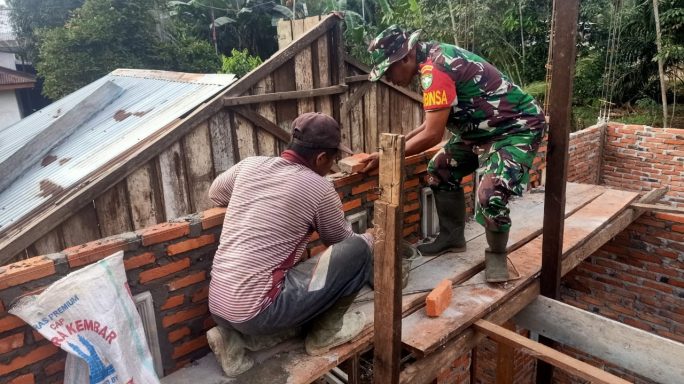 Menyapa dan Membina Pekerja Bangunan di Wilayah Teritorial Serka Armada Dorong Semangat Gotong Royong