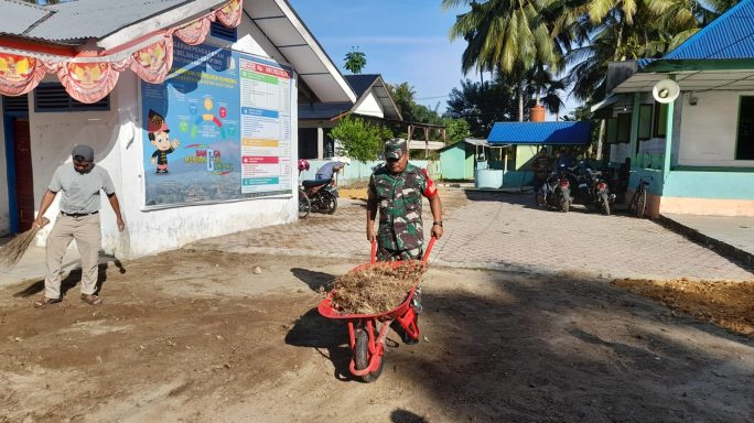 Babinsa Koramil 05/IDR Bersama Masyarakat Desa Seuneubok Rambong Gotong Royong Bersihkan Rumput dan Sampah di Halaman Meunasah