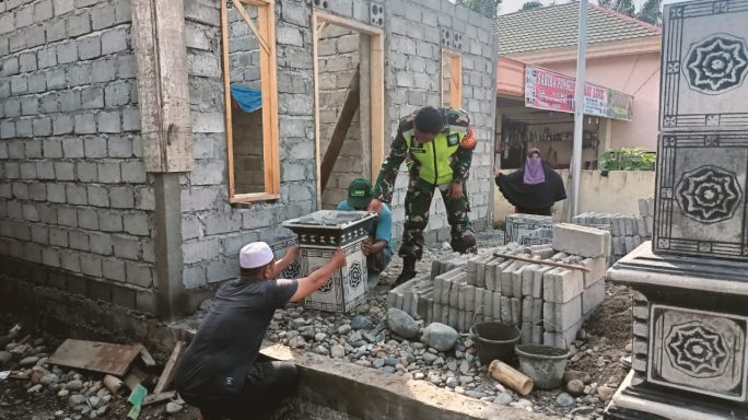 Jalin Keakraban, Babinsa Koramil 0108-06/Babul Rahmah Bantu Warga Memasang Batako Rumah