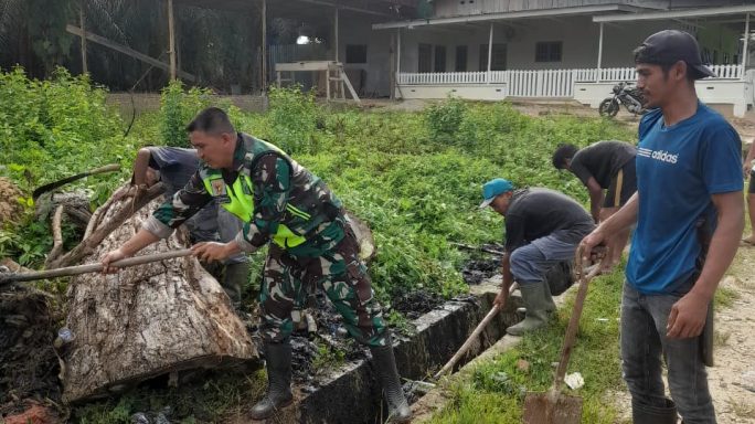 Babinsa dan Warga Desa Suka Makmur Bersatu dalam Gotong Royong Kebersihan
