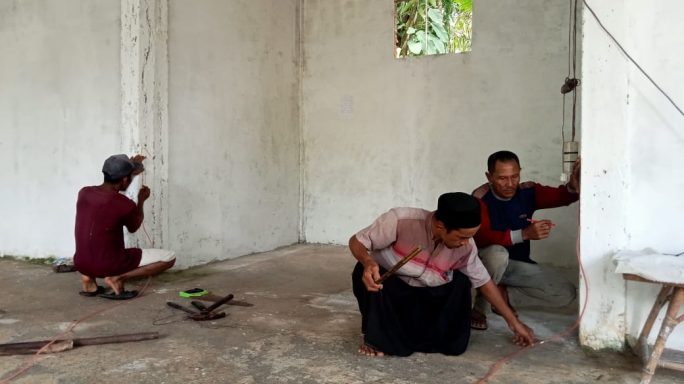 Kodim 0105/Abar Distribusikan Bantuan Keramik Dari Pangdam lM Untuk Rehab Lantai Meunasah