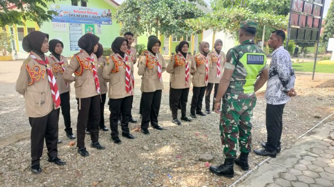 Babinsa Koramil 07/Jlk Dukung Pembinaan Karakter Siswa Melalui Kegiatan Pramuka di SMU 1 Julok