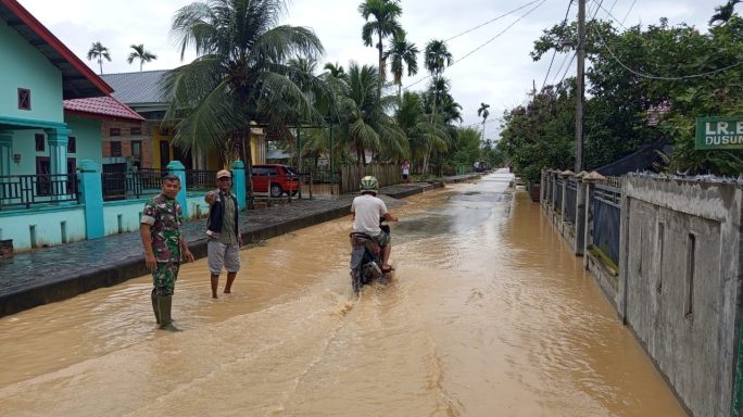 TNI Hadir untuk Warga: Serka Fuadi Lakukan Tugas di Lokasi Banjir