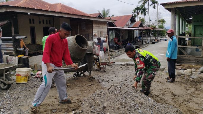 Babinsa Bersama Warga Masyarakat Gotong Royong Pembuatan Jalan Rambat Beton Gang Dusun