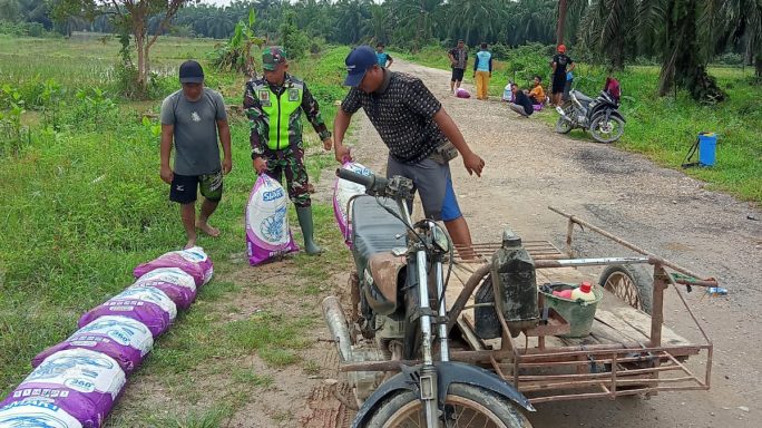 Antisipasi Luapan Air Sungai, Babinsa Dan Masyarakat Gotong Royong