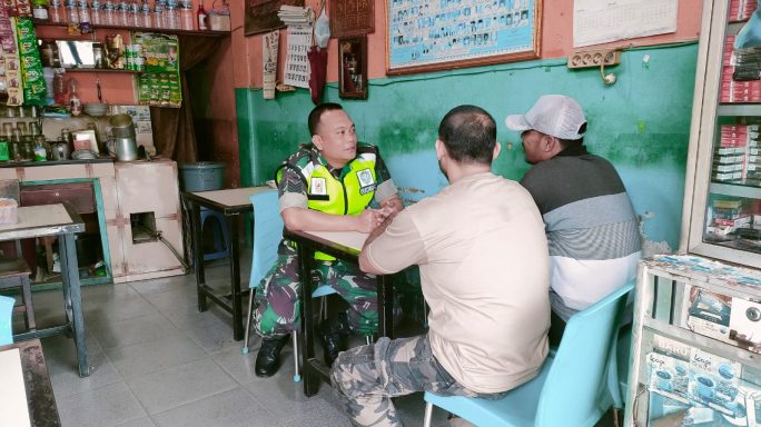 Komsos Dengan Warga, Serma Yogi Aribowo Ingatkan Warga Tentang Keamanan Lingkungan Dan Waspada Musim Hujan