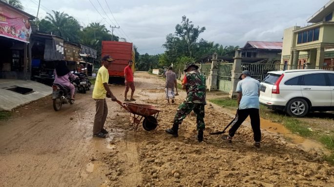 Sinergi TNI dan Masyarakat, Serda Rasidi Meratakan Jalan Berlubang untuk Keamanan Pengguna Jalan