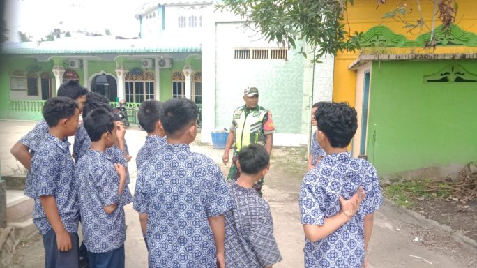 Cegah Kenakalan Remaja Siswa/Siswi ,Babinsa Koramil 08/Rantau Komsos Dengan Anak Sekolah MTS Istigomah