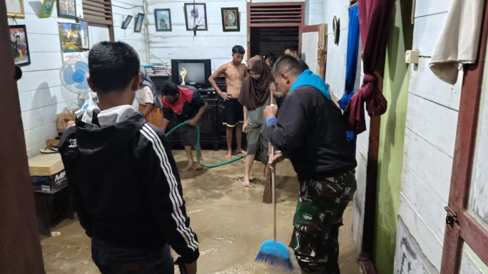 Anggota Koramil 15/Tiro dan Warga Bersinergi Bersihkan Rumah Terdampak Banjir di Pidie
