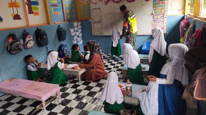 Babinsa Gunakan Metode Matematika Gasing untuk Tingkatkan Semangat Belajar Anak TK