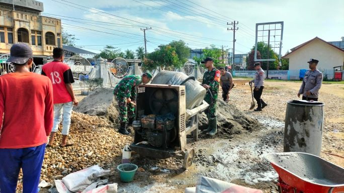 TNI-Polri Bersinergi Dengan Masyarakat Gotong Royong Pengecoran Halaman Masjid Al-Qubra di Desa Blang Pauh Sa