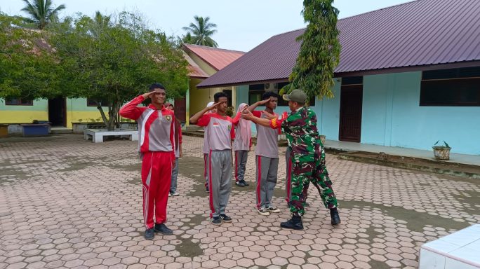 Melalui PBB, Serda Cahyono Tumbuhkan Jiwa Disiplin Pelajar SMA