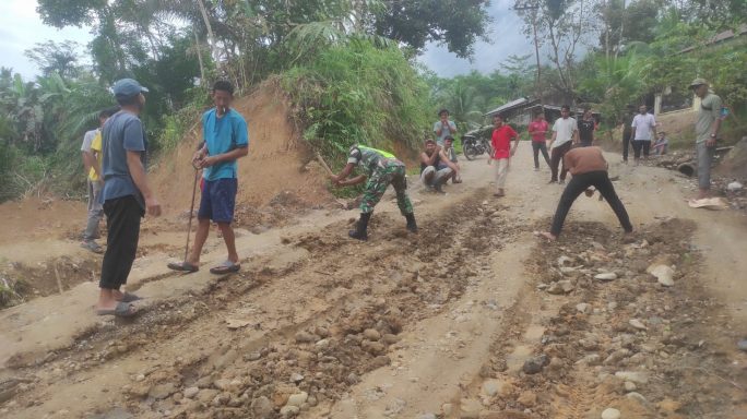 Jalan Rusak Hambat Aktivitas Warga, TNI dan Masyarakat Bergotong Royong Perbaiki