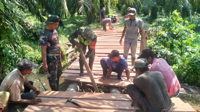 Gotong Royong Perehaban Jembatan, Babinsa Koramil 11/Brb Bersama Warga Wujudkan Kemanunggalan TNI dan Rakyat