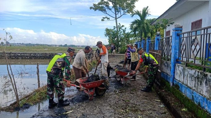Babinsa Ajak Warga Kerja Bhakti Bersihkan Saluran Parit