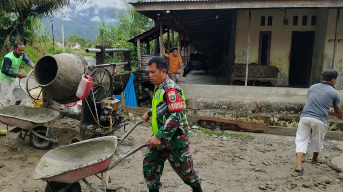 Babinsa Koramil 0108-04/Babussalam Gotong Royong Penimbunan Jalan Berlubang