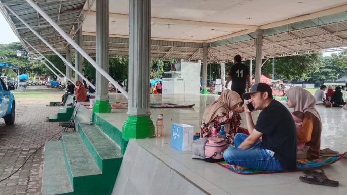 Masyarakat Banda Aceh Mulai menikmati Wifi Gratis di Blang Padang.