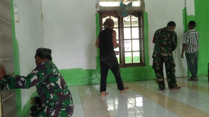 Sinergi TNI dan Masyarakat: Babinsa Koramil 11/Brb Bantu Pengecatan Masjid Al Ikhlas